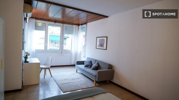 Habitación en piso compartido en barcelona.