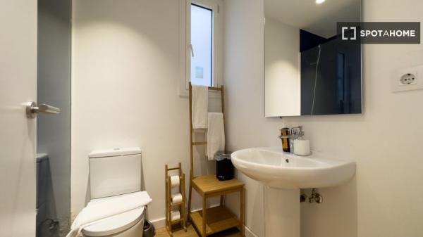 Piso entero de 4 habitaciones en barcelona.