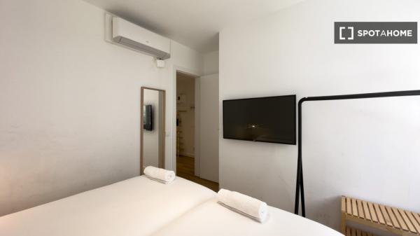 Piso entero de 4 habitaciones en barcelona.