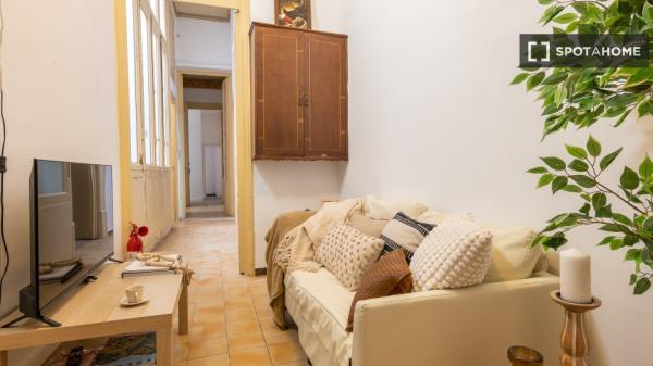 Se alquila habitación en piso de 6 habitaciones en Barcelona