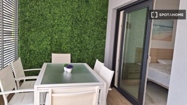 Apartamento de 2 dormitorios en alquiler en Torrevieja, Alicante