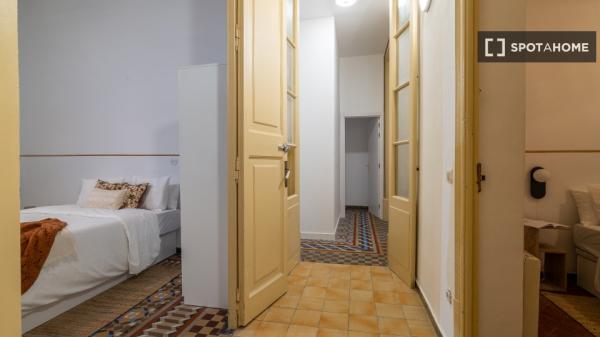 Se alquila habitación en piso de 6 habitaciones en Barcelona