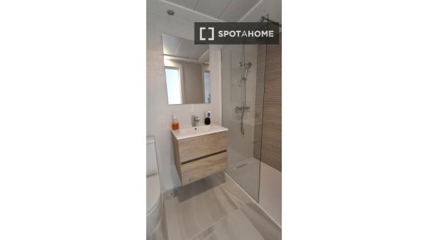 Apartamento de 2 dormitorios en alquiler en Torrevieja, Alicante