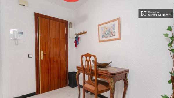 Se alquila habitación en piso de 4 dormitorios en Valencia