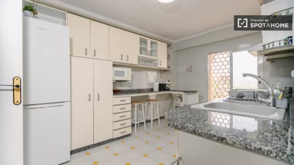 Se alquila habitación en piso de 4 dormitorios en Valencia