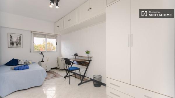 Se alquila habitación en piso de 4 dormitorios en Valencia