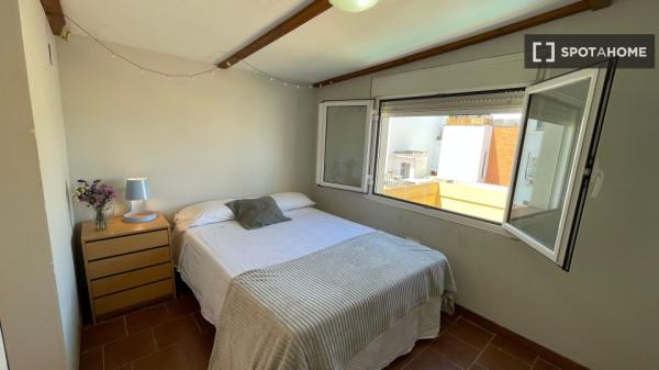 ¡Habitaciones en alquiler en piso de 12 habitaciones en Sevilla!