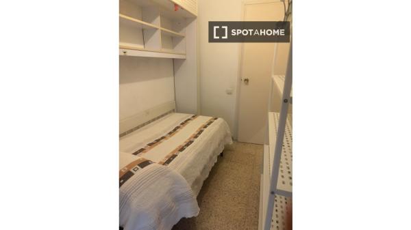 Se alquila habitación en apartamento de 3 dormitorios en Badalona.