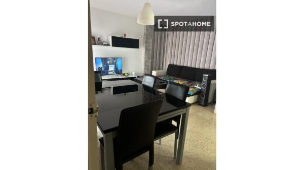 Se alquila habitación en apartamento de 3 dormitorios en Badalona.