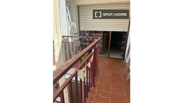 Se alquila habitación en apartamento de 3 dormitorios en Badalona.