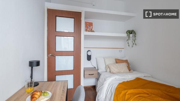 Habitación en piso compartido en barcelona.