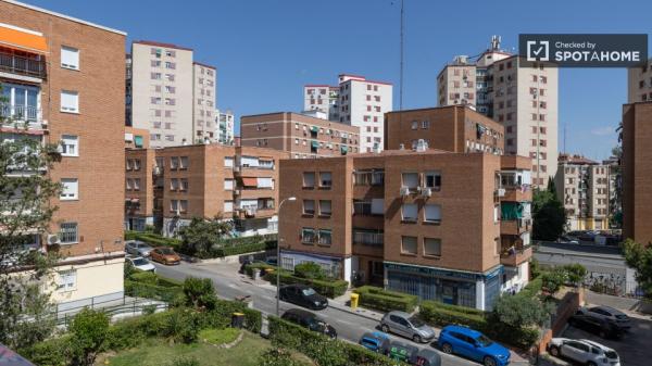 Se alquila habitación en piso de 4 habitaciones en Latina, Madrid