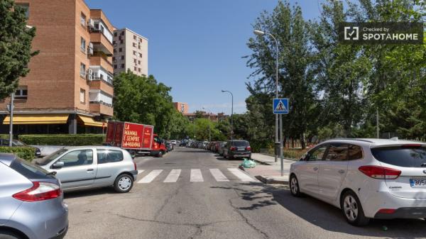 Se alquila habitación en piso de 4 habitaciones en Latina, Madrid