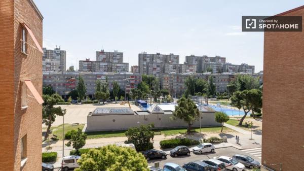 Se alquila habitación en piso de 4 habitaciones en Latina, Madrid