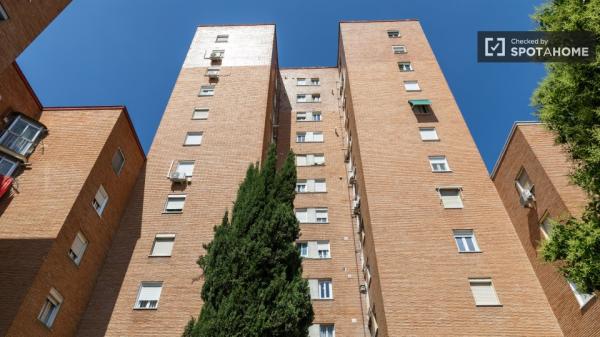 Se alquila habitación en piso de 4 habitaciones en Latina, Madrid