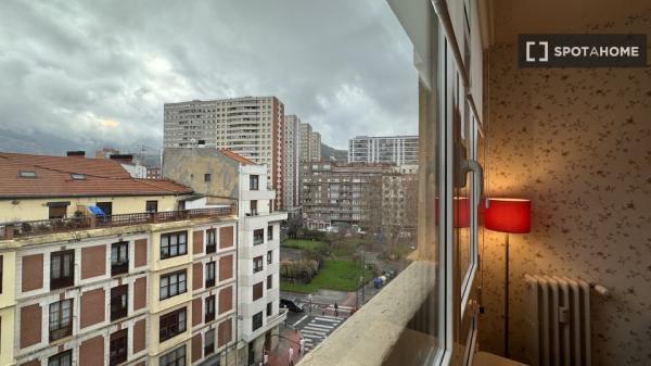 Room in shared apartment in Bilbao