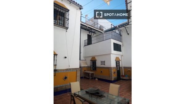 Private room with Patio in Amazing House in Seville