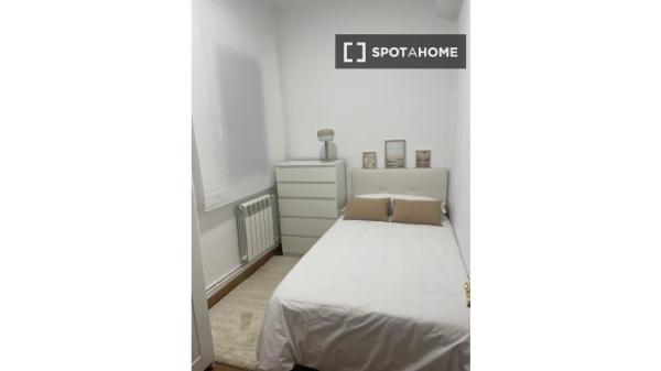 Room for rent in 5-bedroom apartment in Vigo