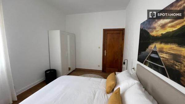 Aluga-se quarto em apartamento de 5 quartos em Vigo