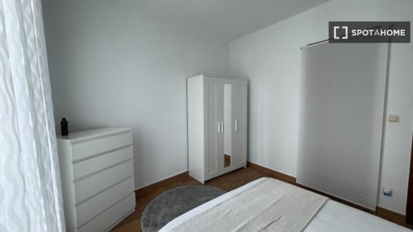 Aluga-se quarto em apartamento de 5 quartos em Vigo