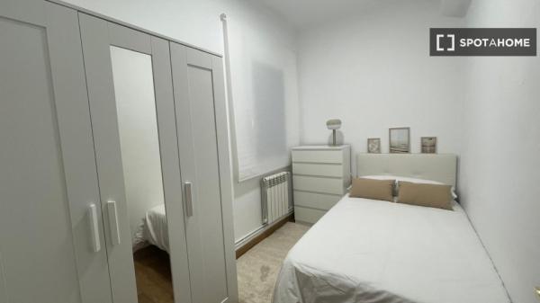 Zimmer zu vermieten in 5-Zimmer-Wohnung in Vigo