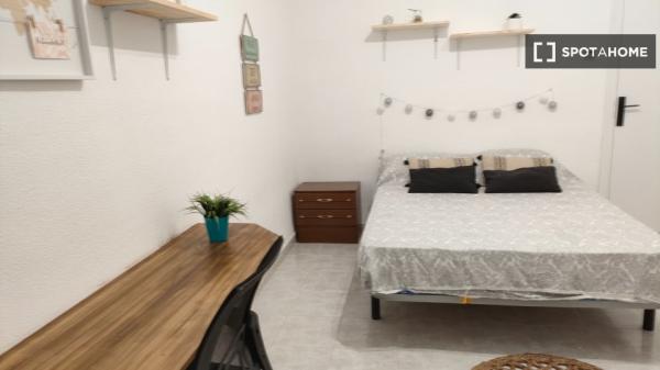 Se alquila habitación en piso de 5 dormitorios en Ronda, Granada