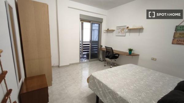 Se alquila habitación en piso de 5 dormitorios en Ronda, Granada