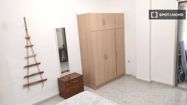 Se alquila habitación en piso de 5 dormitorios en Ronda, Granada