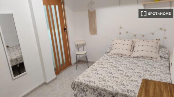 Se alquila habitación en piso de 5 dormitorios en Ronda, Granada