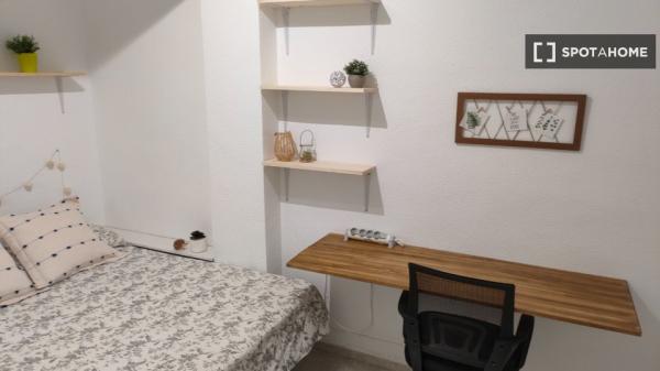 Se alquila habitación en piso de 5 dormitorios en Ronda, Granada