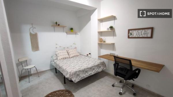 Se alquila habitación en piso de 5 dormitorios en Ronda, Granada