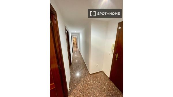 Room for rent in 4-bedroom apartment in Alcoi, Alicante