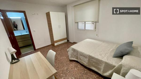 Aluga-se quarto em apartamento de 4 quartos em Alcoi, Alicante