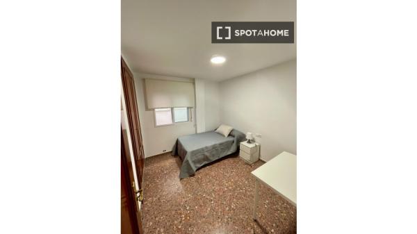 Room for rent in 4-bedroom apartment in Alcoi, Alicante