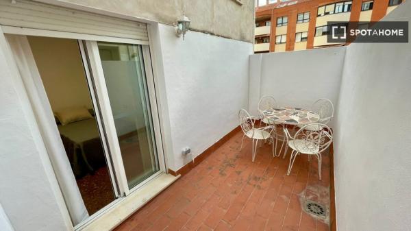 Aluga-se quarto em apartamento de 4 quartos em Alcoi, Alicante