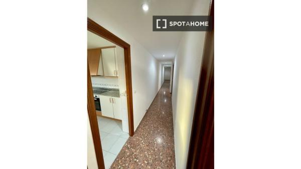 Room for rent in 4-bedroom apartment in Alcoi, Alicante