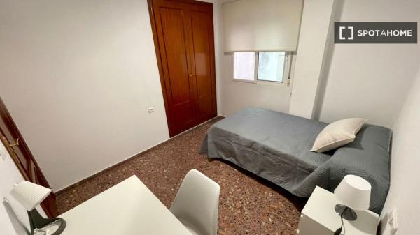 Stanza in affitto in appartamento con 4 camere da letto ad Alcoi, Alicante