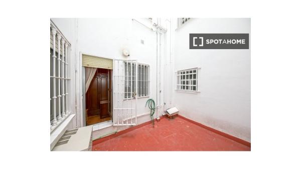 Whole 4 bedrooms apartment in Sevilla