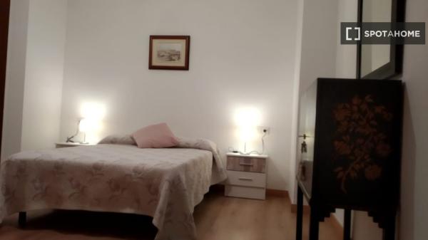 Whole 4 bedrooms apartment in Sevilla