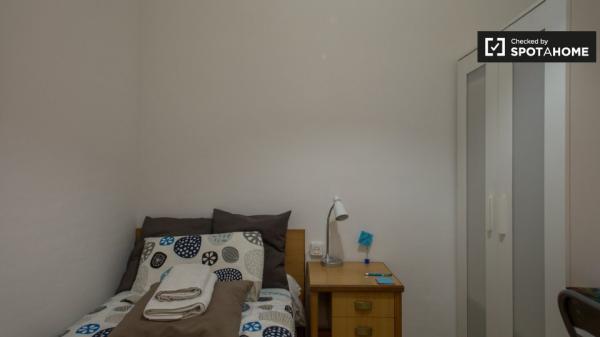 Se alquila habitación en apartamento de 2 dormitorios en Poble-sec, Barcelona