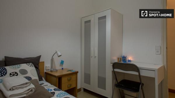 Se alquila habitación en apartamento de 2 dormitorios en Poble-sec, Barcelona