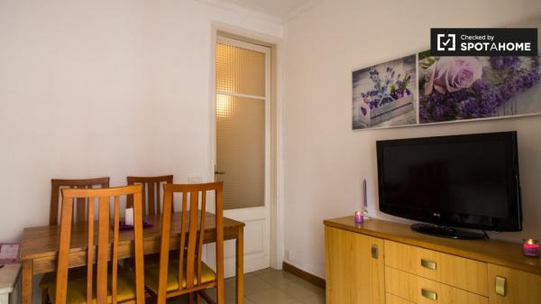 Se alquila habitación en apartamento de 2 dormitorios en Poble-sec, Barcelona