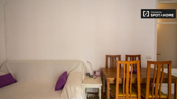 Se alquila habitación en apartamento de 2 dormitorios en Poble-sec, Barcelona