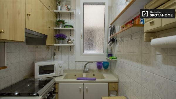 Se alquila habitación en apartamento de 2 dormitorios en Poble-sec, Barcelona