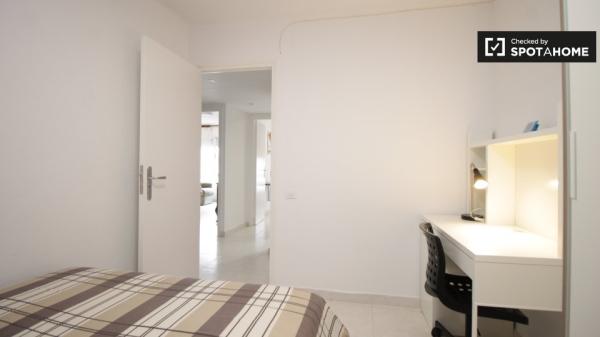 Comparte un apartamento de 2 dormitorios en Sant Martí, Barcelona