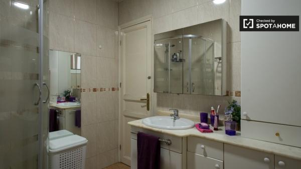 Se alquila habitación en apartamento de 2 dormitorios en Poble-sec, Barcelona