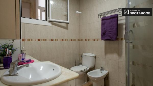 Se alquila habitación en apartamento de 2 dormitorios en Poble-sec, Barcelona