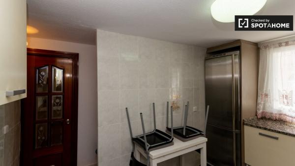 Se alquila habitación en casa de 2 dormitorios en Puente de Vallecas