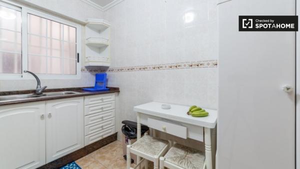 Buena habitación, apartamento de 3 dormitorios, Camins al Grau, Valencia