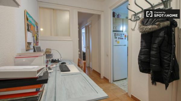 Se alquila habitación en apartamento de 2 dormitorios en el Eixample Dreta.